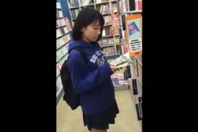 学校帰りのロリカワ少女が本に夢中な隙に、開いた股の間にカメラを差し込むww
