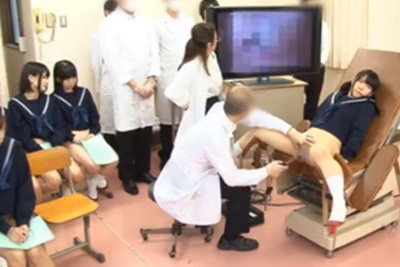 《新入生合同健康診断!》思春期の女の子が大勢の前で股を開きマ●コにカメラを突っ込まれる赤面セクハラ診断ww